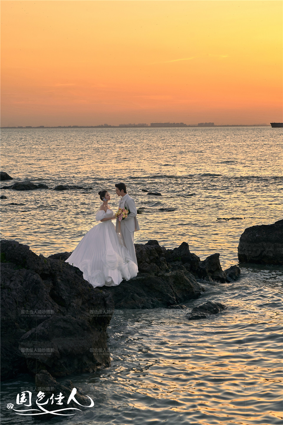 ​厦门婚纱照国色佳人全力推荐夕阳礁石海景婚